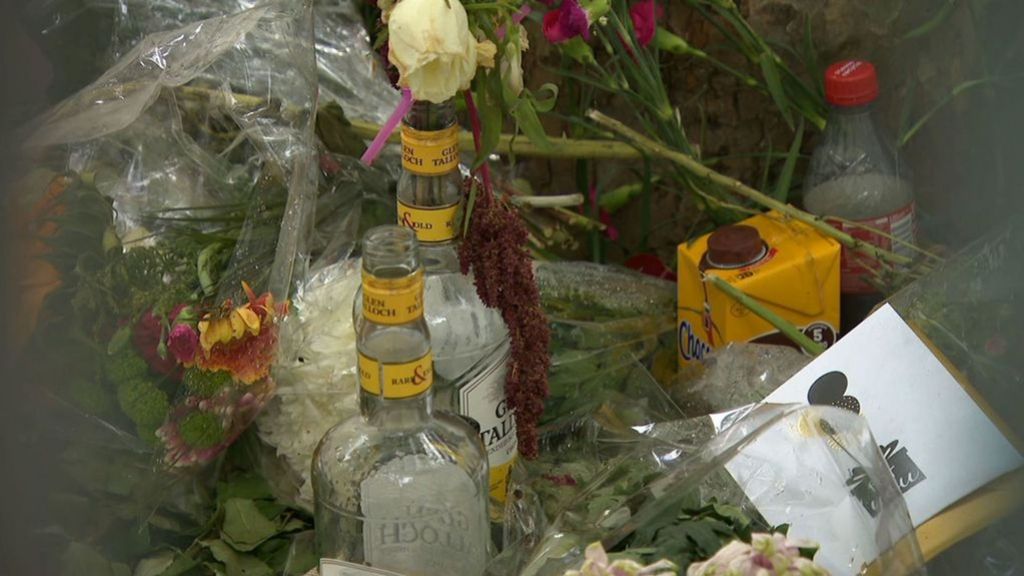 Flessen whisky bij de herdenkplek van de dodelijke steekpartij. Foto: Omroep Gelderland Flessen whisky bij de herdenkplek van de dodelijke steekpartij. Foto: Omroep Gelderland