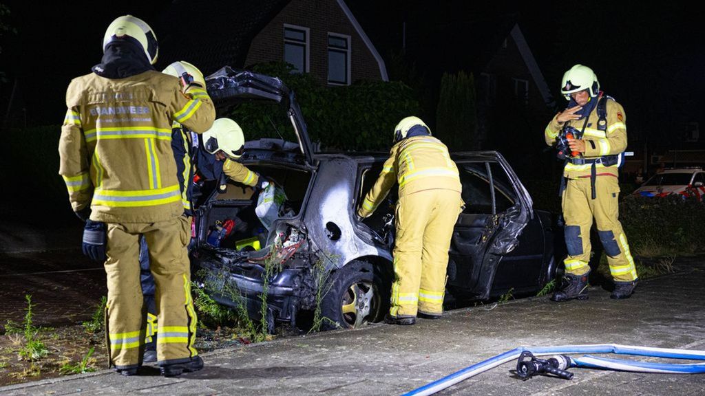 In Wapenveld is vermoedelijk een 'spookauto' in brand gestoken. Foto: Stefan Verkerk/News United