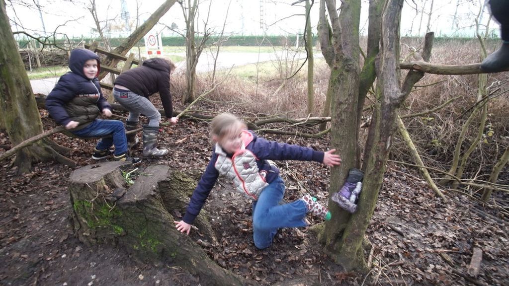 Bij buitenschoolse opvang Natuurlijk in Zevenaar spelen de kinderen altijd buiten. Foto: Omroep Gelderland