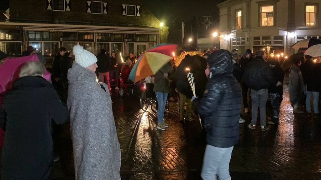 In Aalten verzamelden zich woensdag 100 mensen voor een lichtjesoptocht. Foto: Omroep Gelderland