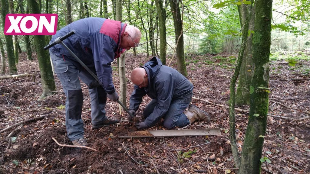 Vrijwilligers boren in een grafheuvel op de Veluwe. Foto: Eva Kaptijn