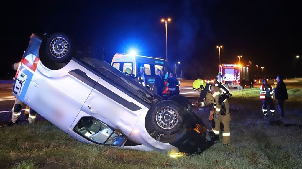 112-nieuws: busje vliegt over de kop • auto total loss na brand - RN7