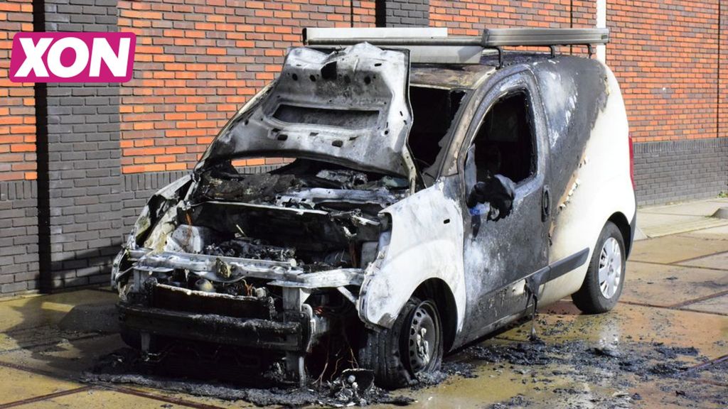 Bestelbus vliegt in brand bij winkelcentrum Parkweide in Ede. Foto: AS Media Bestelbus vliegt in brand bij winkelcentrum Parkweide in Ede. Foto: AS Media