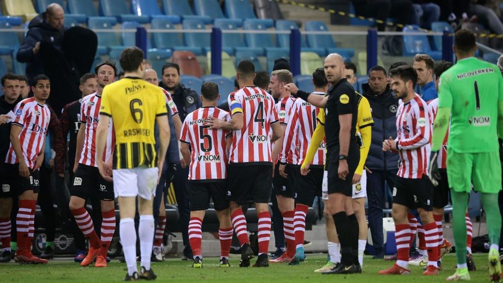 Spelers van Vitesse en Sparta druipen af na ongeregeldheden op de Zuid-tribune. Foto: ANP