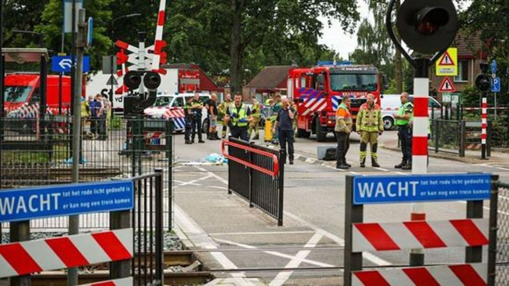 De spoorwegovergang waar de man werd aangereden. Foto: Persbureau Heitink De spoorwegovergang waar de man werd aangereden. Foto: Persbureau Heitink