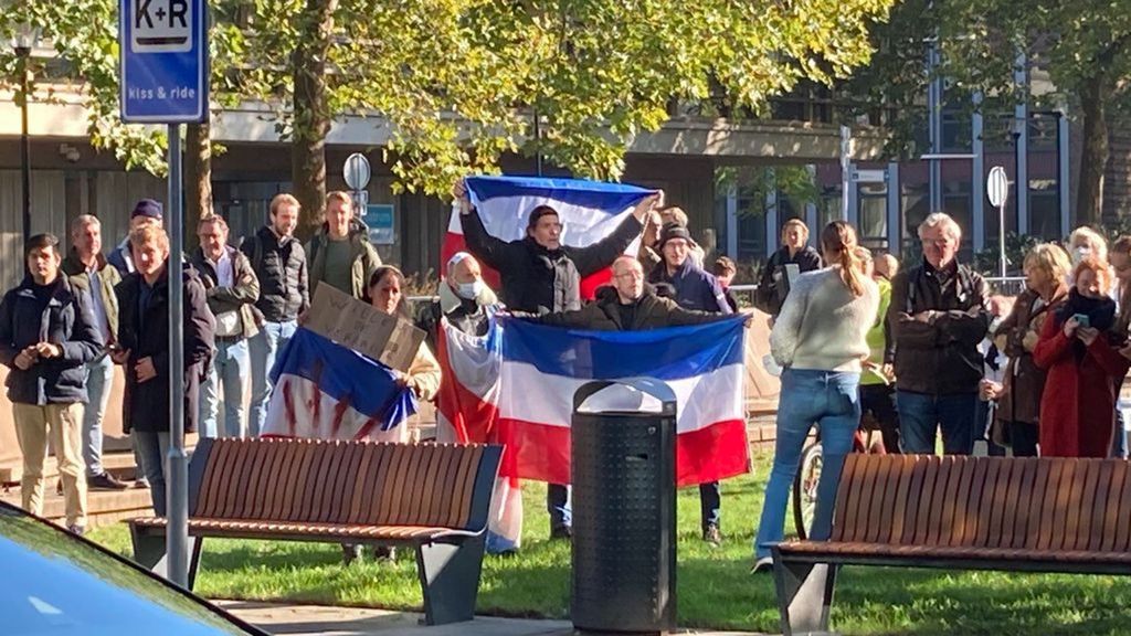 Demonstranten bij de opening van het nieuwe hoofdgebouw. Foto: Omroep Gelderland