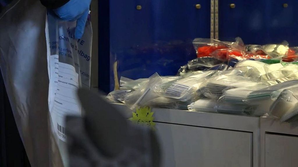 De politie nam allerlei goederen in beslag. Foto: screenshot uit video politie De politie nam allerlei goederen in beslag. Foto: screenshot uit video politie