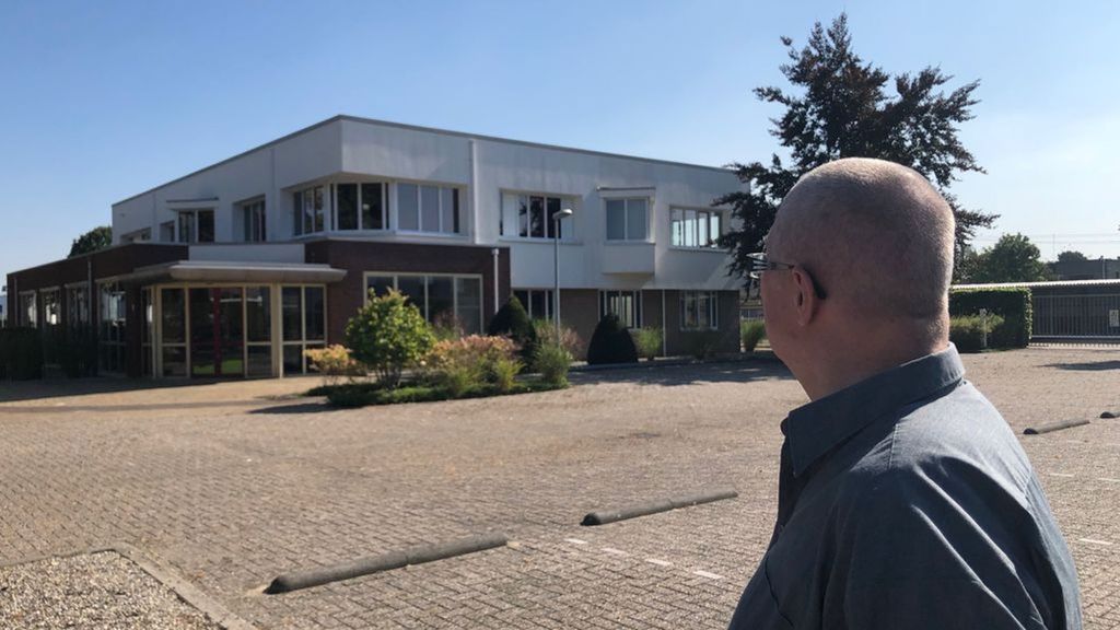 Buurtbewoner Ed van de Aardweg bij de mogelijke huisvestingslocatie voor arbeidsmigranten. Foto: Omroep Gelderland Buurtbewoner Ed van de Aardweg bij de mogelijke huisvestingslocatie voor arbeidsmigranten. Foto: Omroep Gelderland