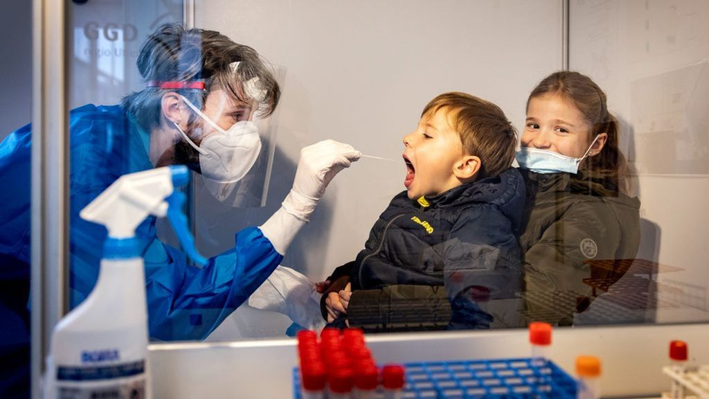 Een GGD-medewerker voert een coronatest uit bij een kind. Foto: ANP Een GGD-medewerker voert een coronatest uit bij een kind. Foto: ANP