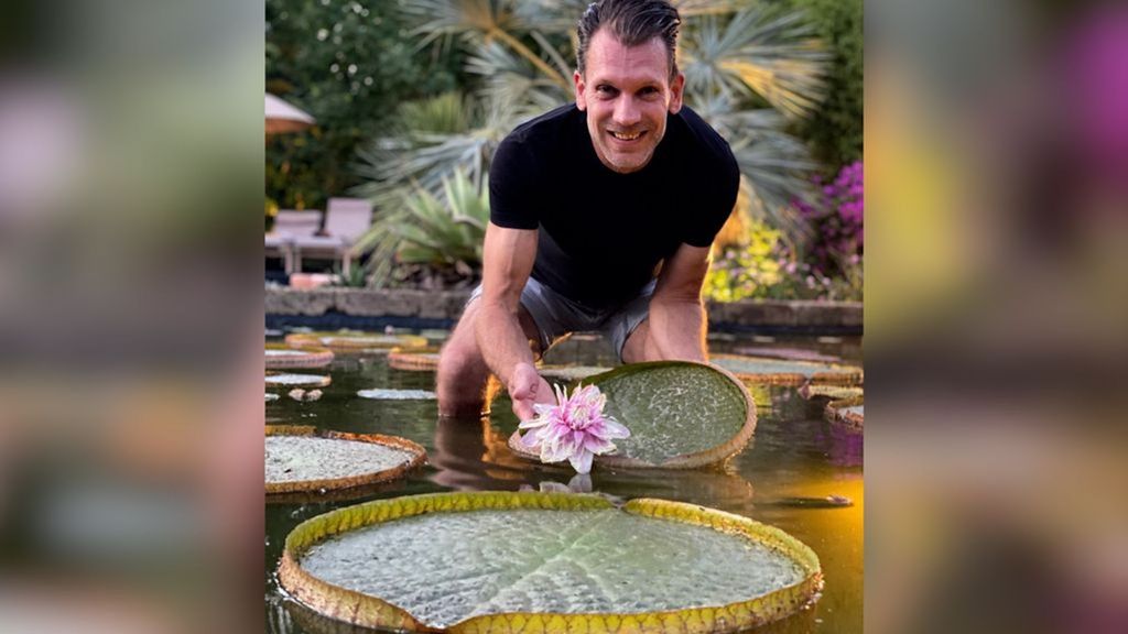 Matthijs laat zijn bijzondere lelie zien. Foto: Eigen foto Matthijs laat zijn bijzondere lelie zien. Foto: Eigen foto