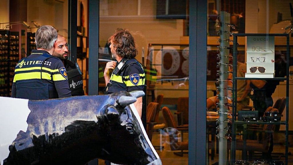 De politie droeg kogelwerende vesten. Foto: Persbureau Heitink De politie droeg kogelwerende vesten. Foto: Persbureau Heitink