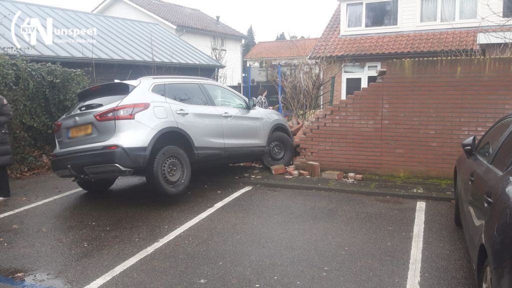 Automobilist rijdt door muur heen. Foto: Melissa Automobilist rijdt door muur heen. Foto: Melissa