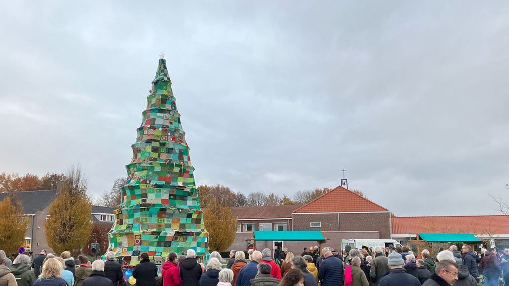 Gebreide kerstboom in Ammerzoden. Foto: Omroep Gelderland