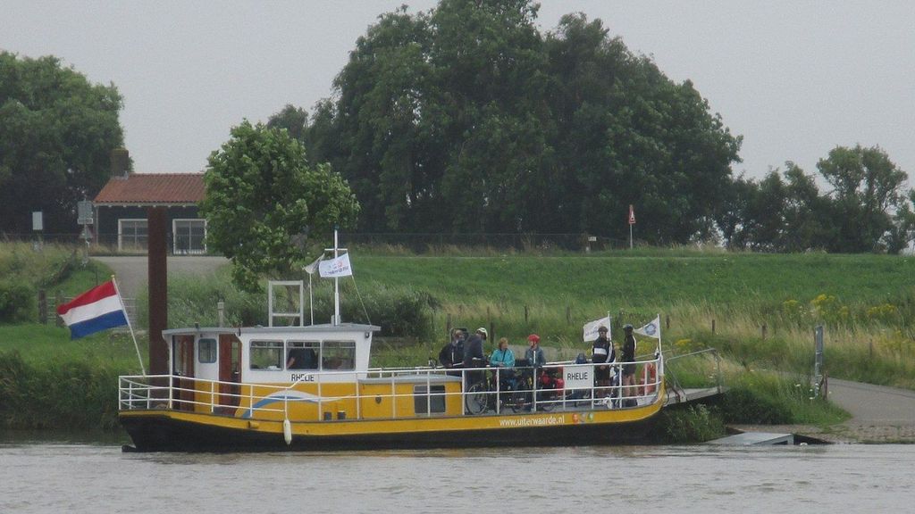 Doop en eerste vaart elektrische pont Rhenen-Lienden