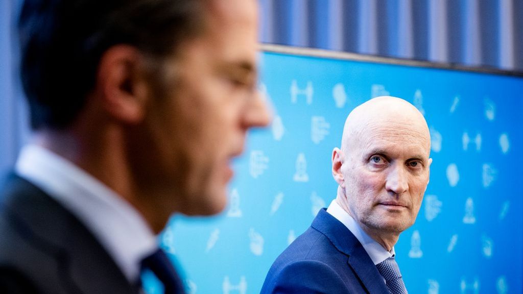 Minister Kuipers kijkt naar premier Rutte tijdens de vorige coronapersconferentie. Foto: ANP