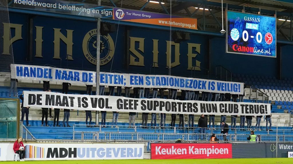 De wedstrijd lag even stil vanwege een statement van de fans in het stadion. Foto: Orange Pictures De wedstrijd lag even stil vanwege een statement van de fans in het stadion. Foto: Orange Pictures