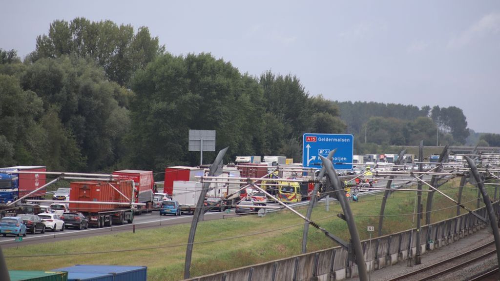 Zwaar Ongeluk Met Vrachtwagens Op A15 - A1 Mediagroep