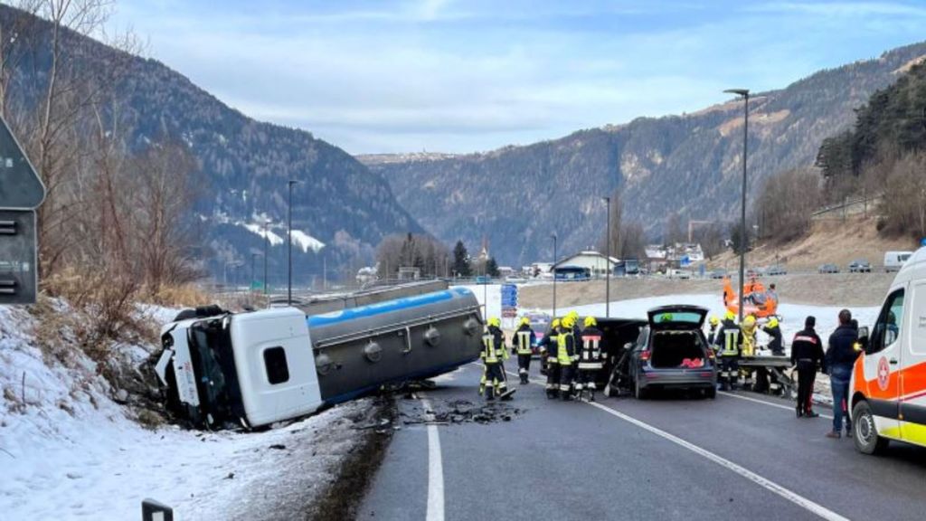 Een vrachtwagen botste frontaal op het taxibusje waarin Bruna Moura zat. Foto: Facebook/Freiwillige Feuerwehr Obervintl Een vrachtwagen botste frontaal op het taxibusje waarin Bruna Moura zat. Foto: Facebook/Freiwillige Feuerwehr Obervintl