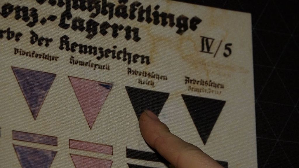 Zwarte driehoek die 'asocialen' droegen in concentratiekampen. Foto: Omroep Gelderland