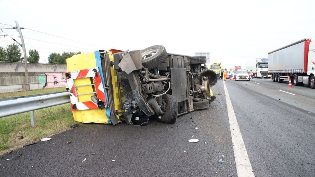 Vrachtwagenchauffeur Vliegt Uit Cabine Bij Zwaar Ongeval A15 - RN7