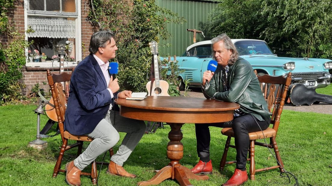 Behind the Music met Erwin Nyhoff voor zijn ouderlijk huis in Dalfsen