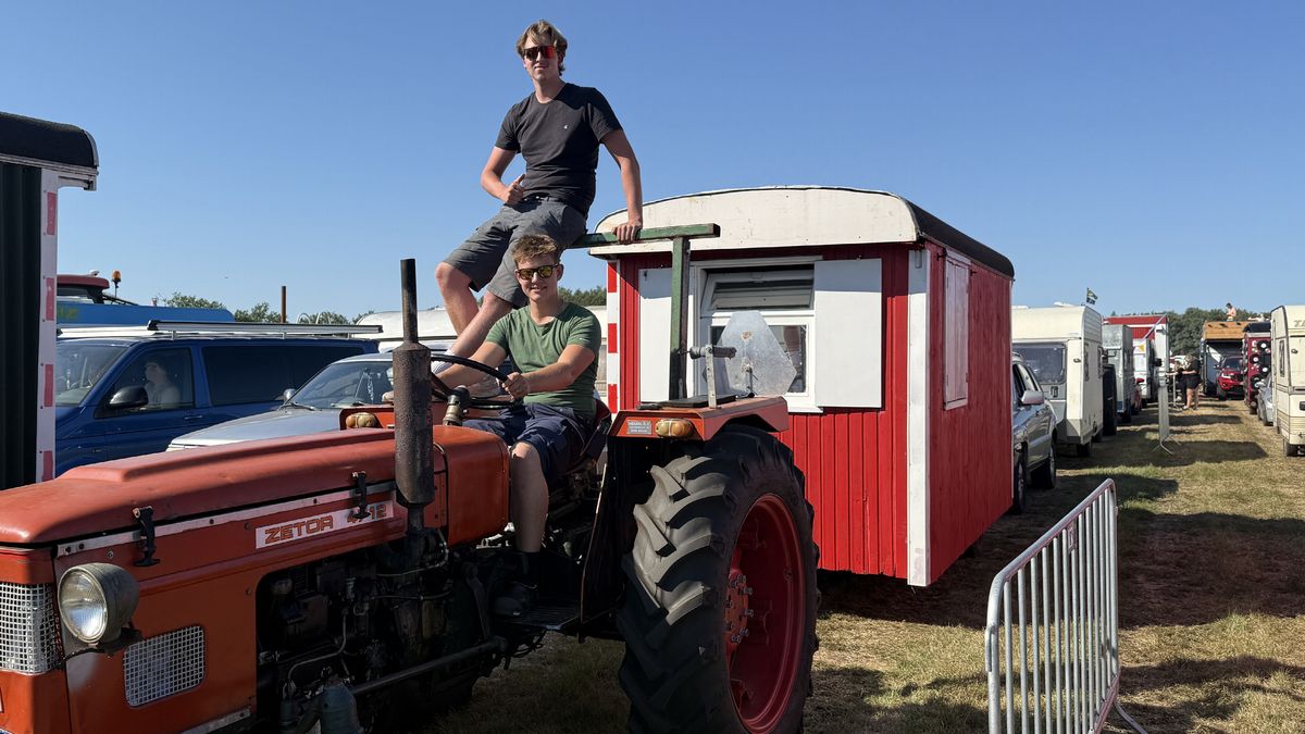 Een peuk roken bovenop de caravan en een kusje geven aan de auto voor je: alles kan op Boerenrockfes