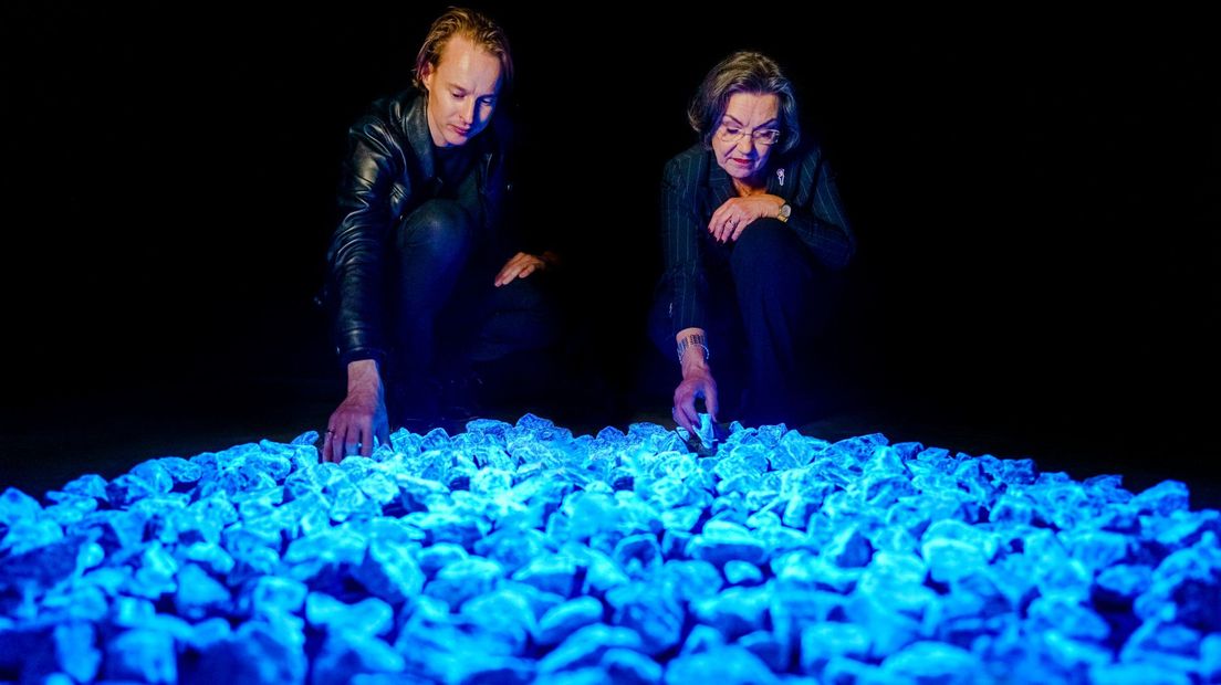 Daan Roosegaarde en Gerdi Verbeet bij het monument Levenslicht