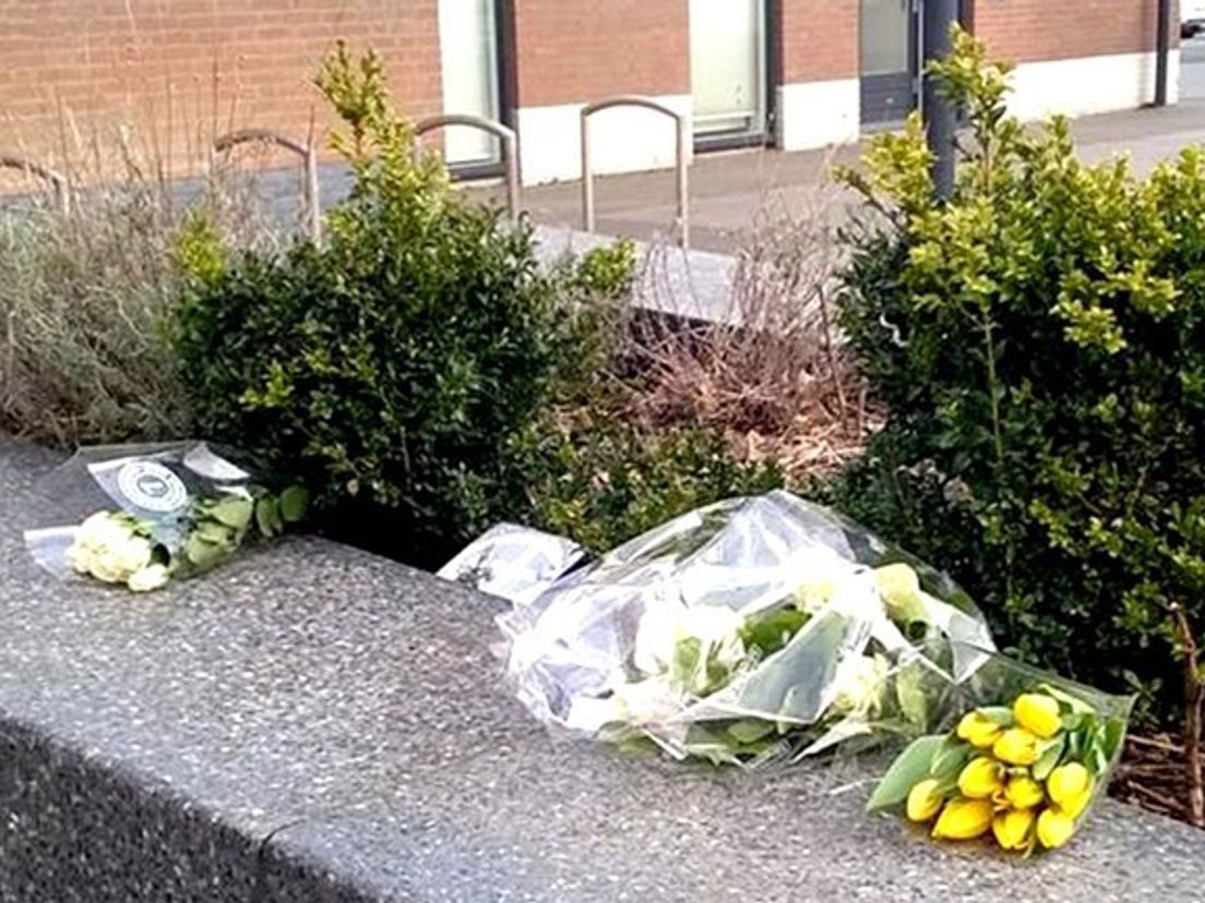 Bloemen bij het café van Lian Boel na zijn dood
