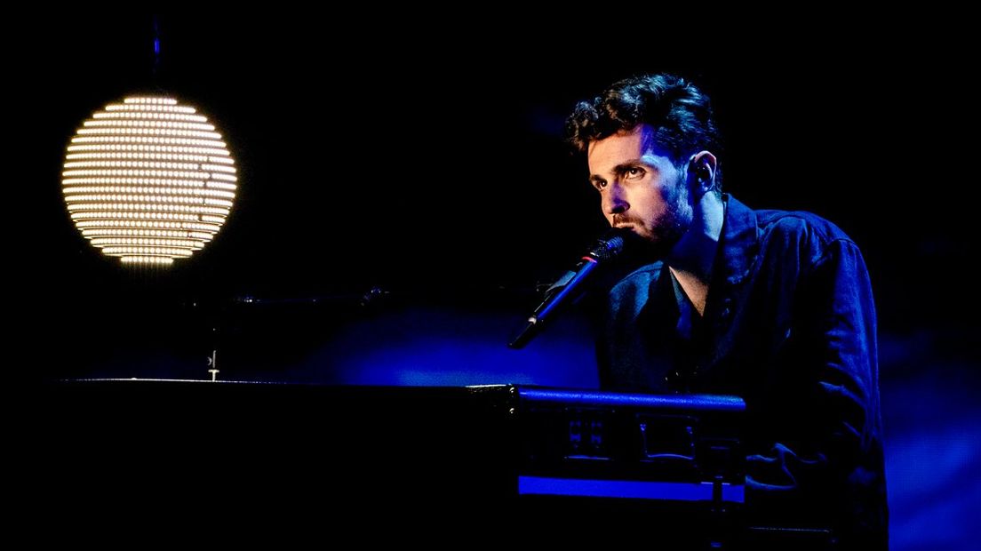 Duncan Laurence tijdens de halve finale van het Eurovisie Songfestival