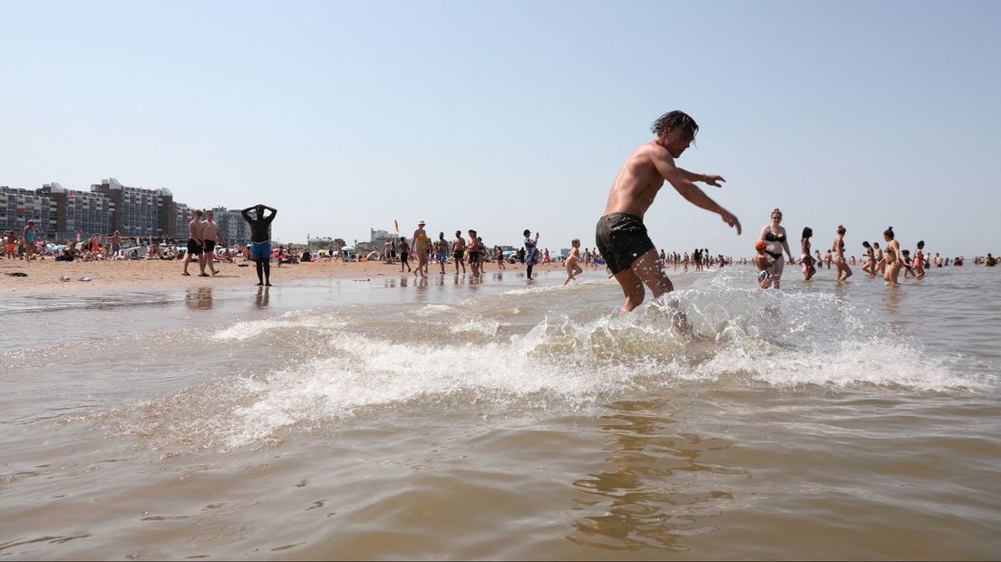 Op het strand van Scheveningen is het druk maar beheersbaar