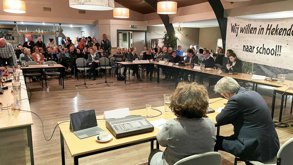 Emotionele bijeenkomst over schoolsluiting Hekendorp: 'Elk denkbaar scenario dat leidt tot behoud on