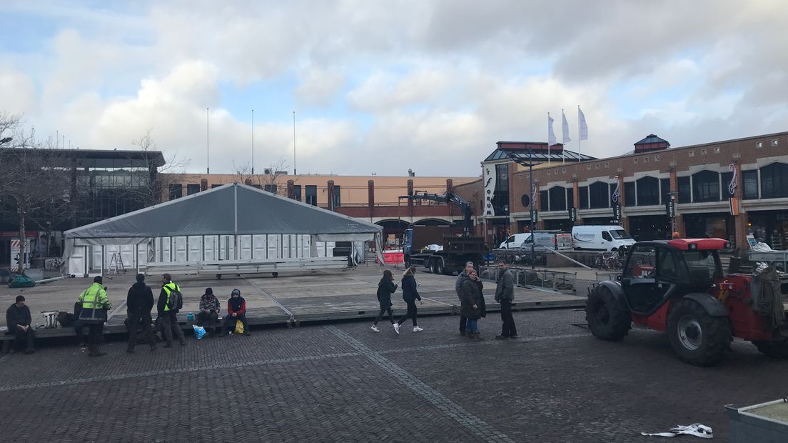 De tijdelijke ijsbaan die Assen tot en met 6 januari op het Koopmansplein krijgt (Rechten: Margriet Benak / RTV Drenthe)