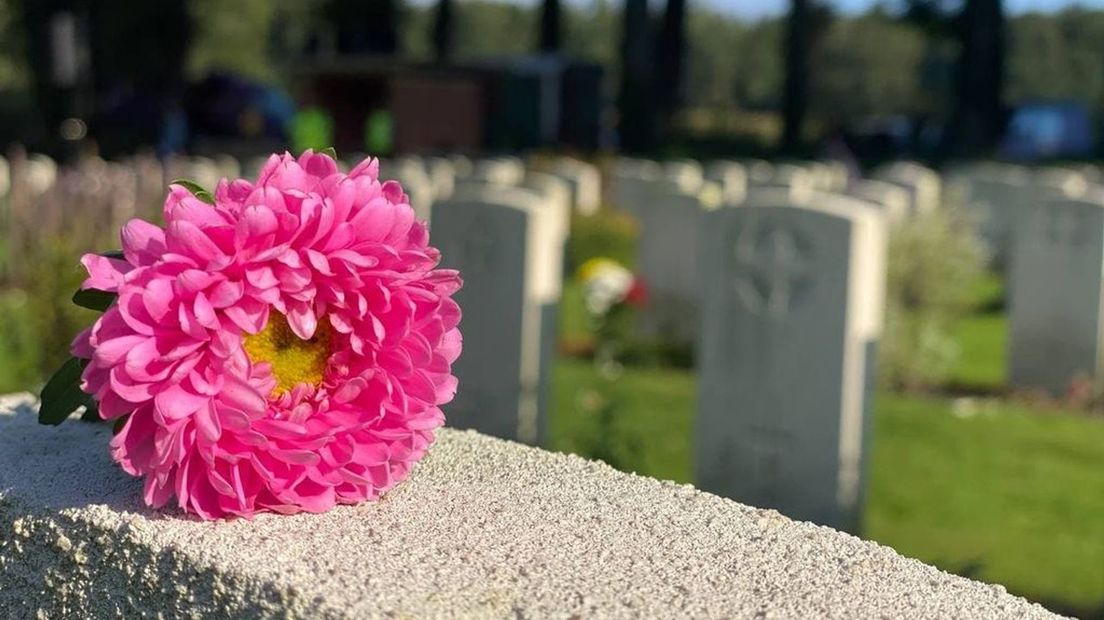 TERUGKIJKEN | Herdenking op Airborne-begraafplaats in Oosterbeek