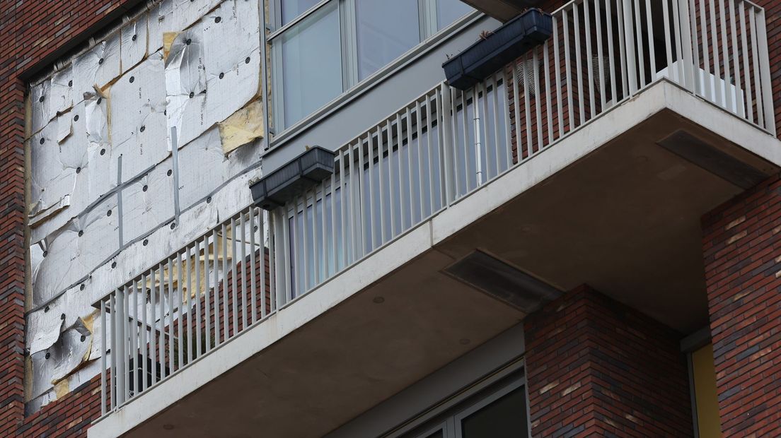Stenen uit gevel gewaaid van flatgebouw in Zwolle