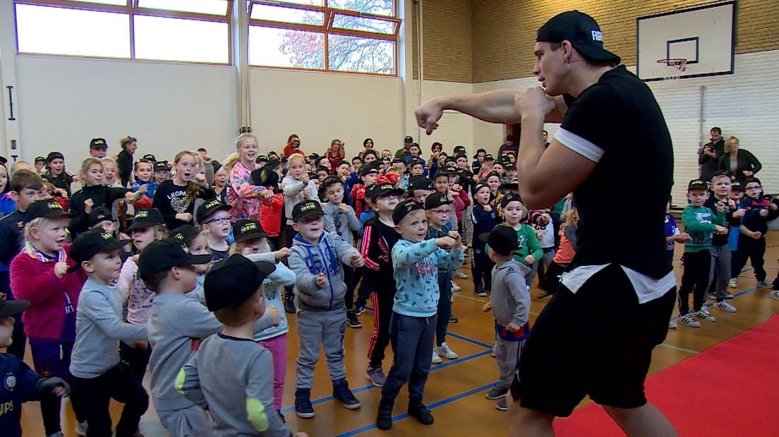 Kickbokser Rico Verhoeven laat scholieren zweten