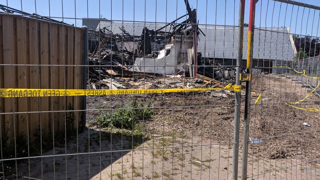 De asbestlinten rondom het afgebrande gebouw