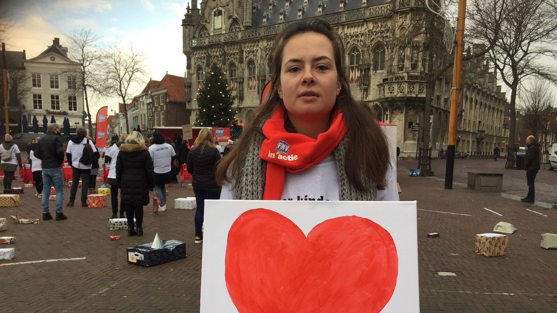 Eline Lanoo, gezinsmanager Intervence, tijdens protest op 8 december in Middelburg