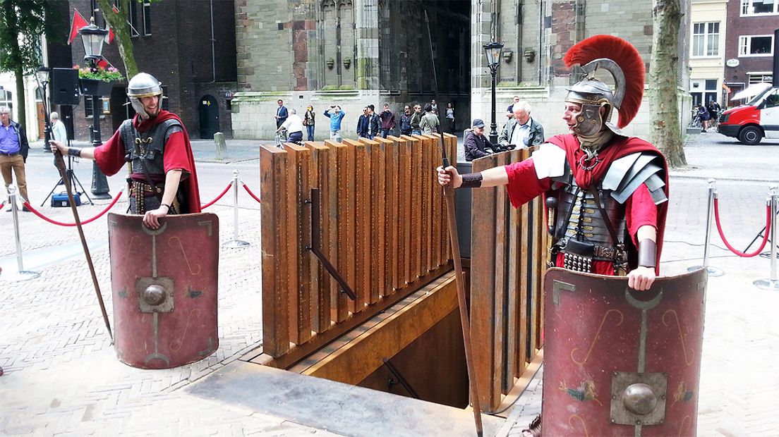 De ingang van DomUnder op het Domplein.