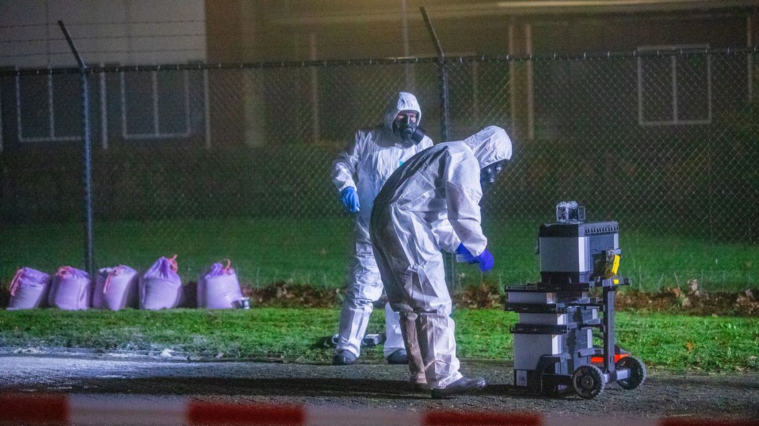 De CBRN-eenheid van defensie doet onderzoek.