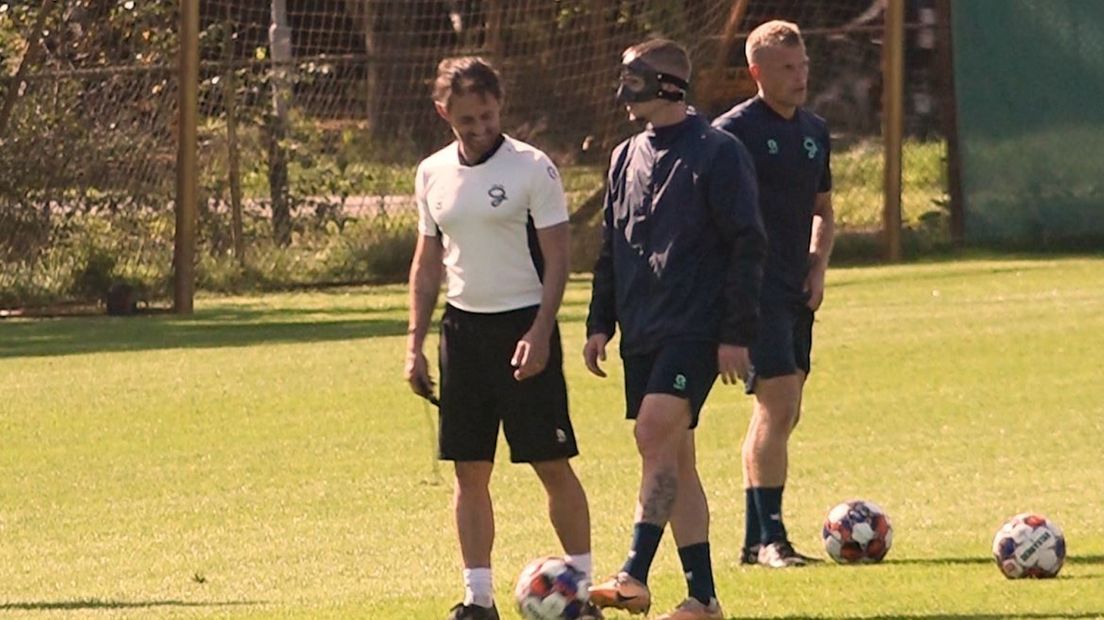 Alexander Büttner met zijn masker
