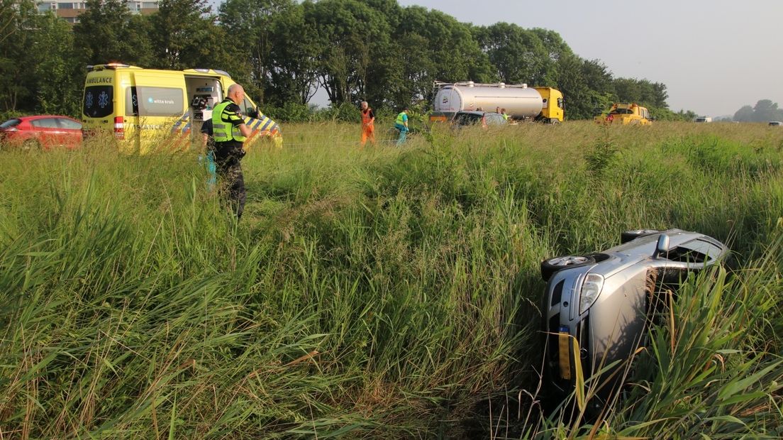 Auto in de sloot langs A58