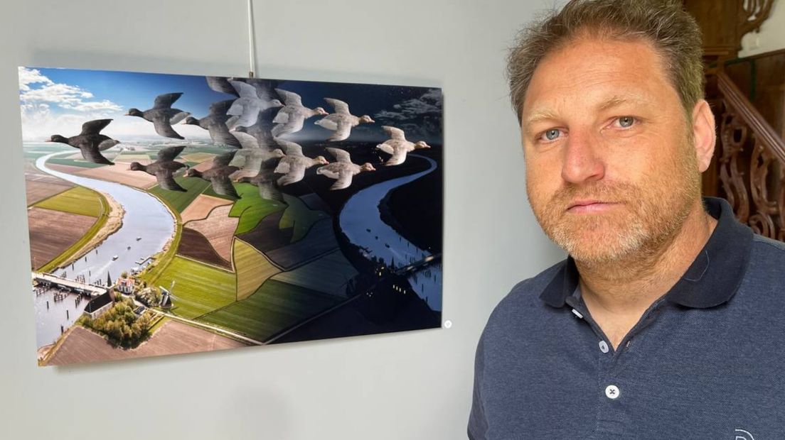 Fotograaf Roelof Bos met een van zijn werken