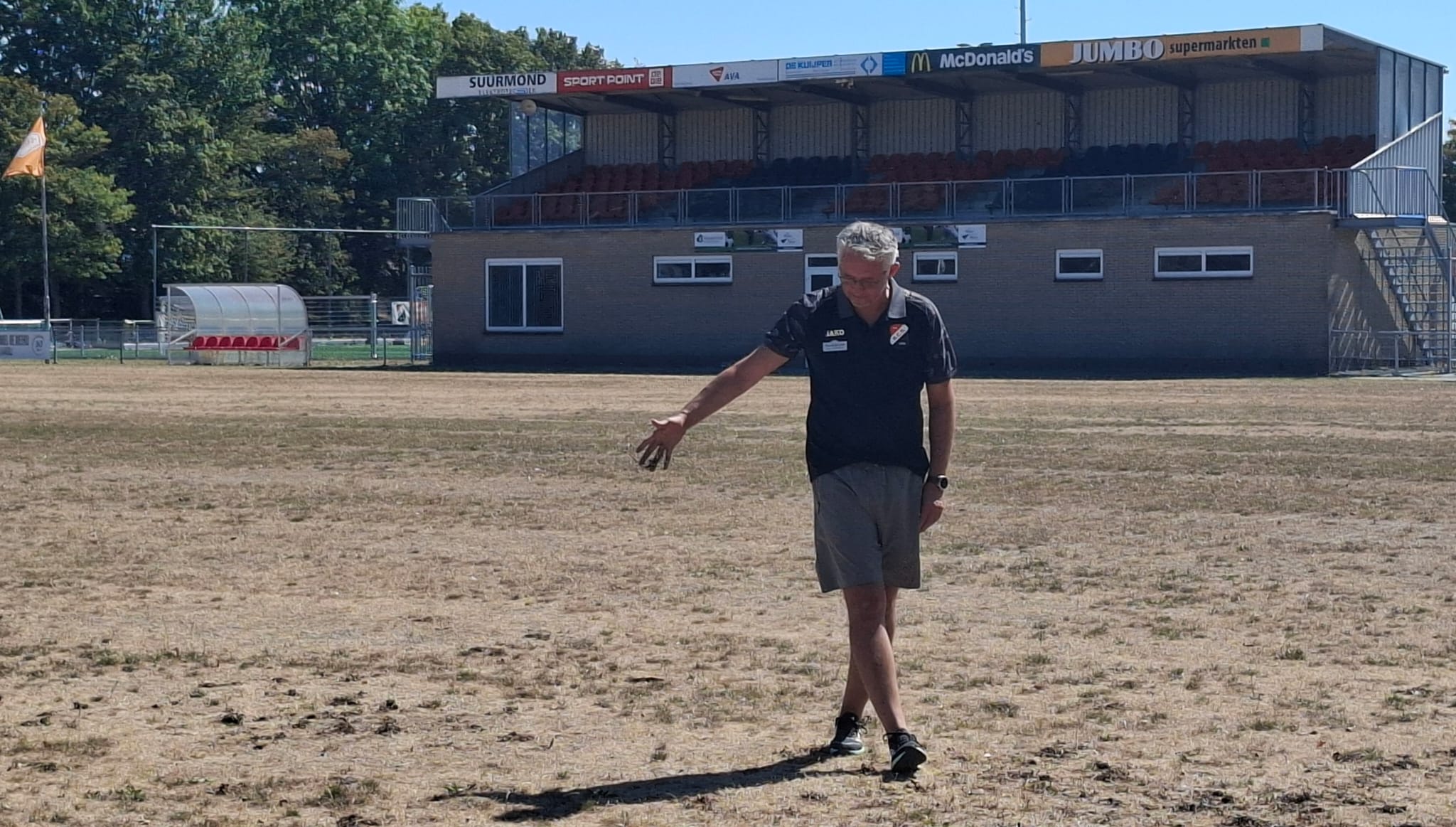 Het ene voetbalveld is net een Afrikaanse steppe, het andere is wel groen: 'Wij sproeien gewoon'