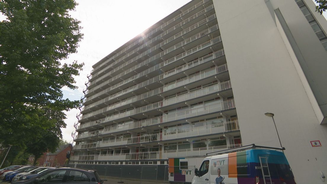 In deze flat aan de Dreef in Deventer werd een 83-jarige vrouw 's nachts overvallen