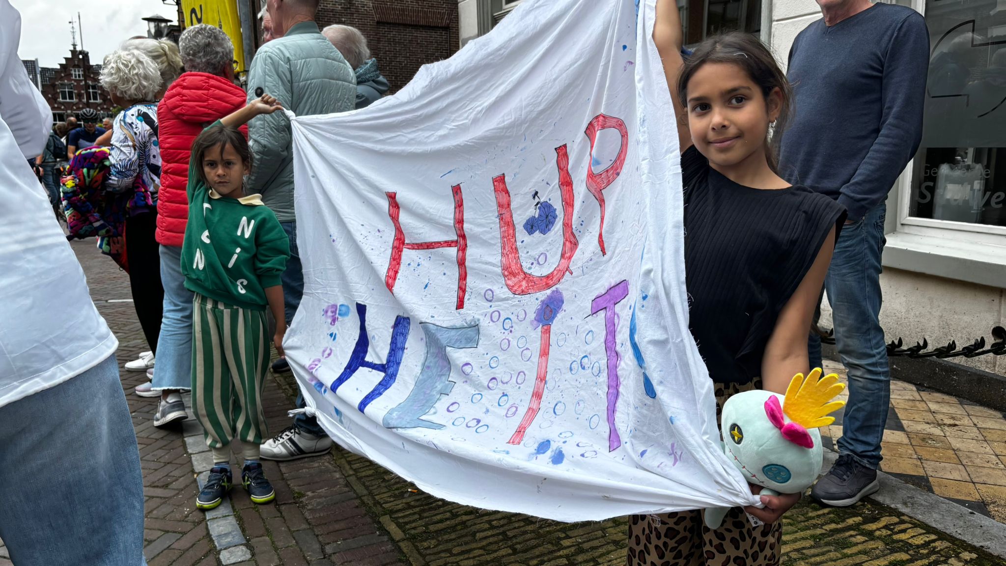 Luna en Jade moedigje heit oan