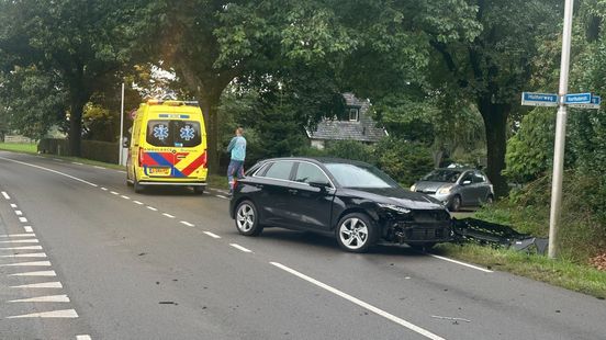 Foto: Auto botst op vrachtwagen in Putten