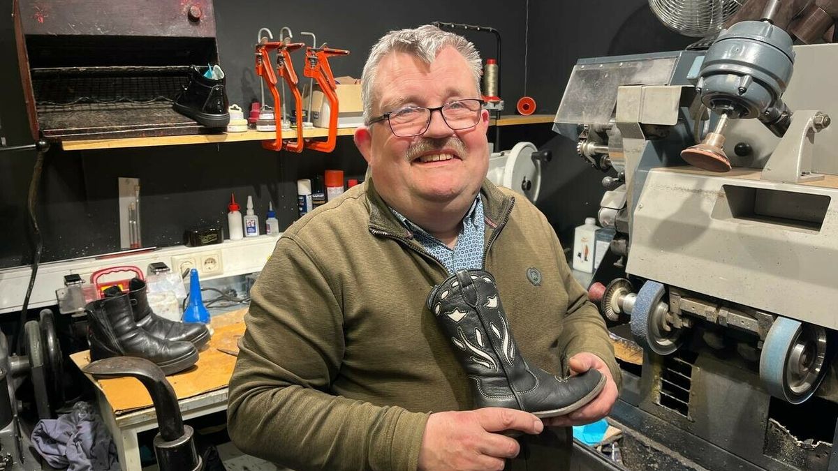 Na bijna halve eeuw schoenmaken in Vanderveen stopt Arnold ermee: 'Iedereen kent hem'