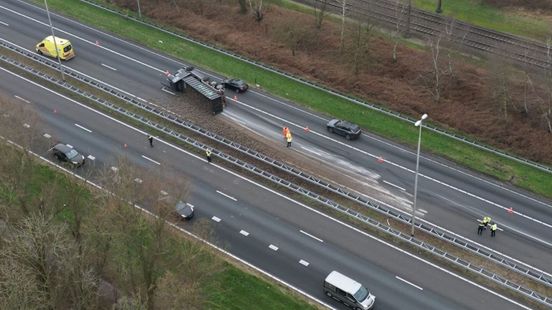 Snelweg A1 ligt vol met stenen, weg dicht door gekantelde vrachtwagen. Snelweg A1 ligt vol met stenen, weg dicht door gekantelde vrachtwagen.