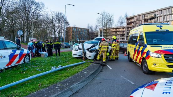 Aanhouding na ongeluk • wielrenner ernstig gewond.