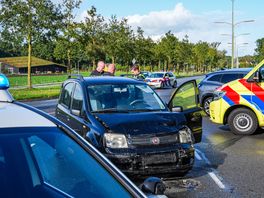 Auto's botsen op elkaar in Emmen, één gewonde